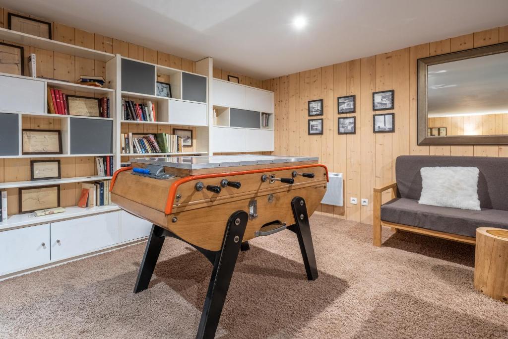 a living room with a desk and a couch at Résidence Pierre & Vacances Le Belmont in Arc 1800