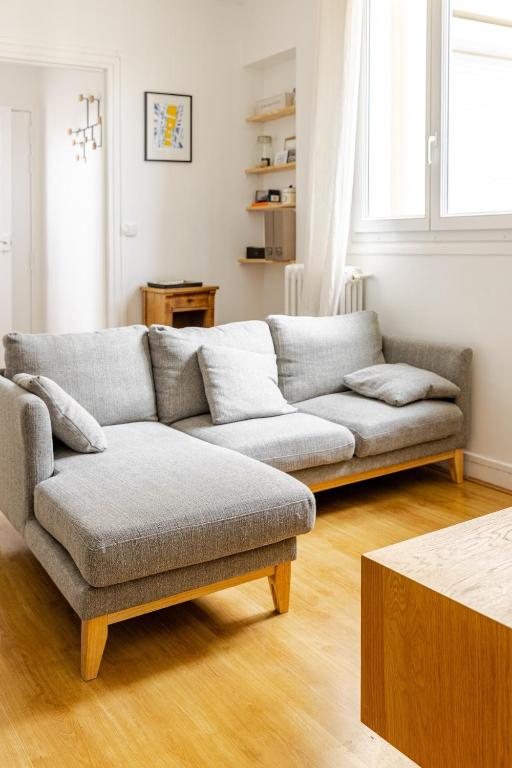 un salon avec un canapé et une table dans l'établissement 40sqm flat near Eiffel Tower, à Paris