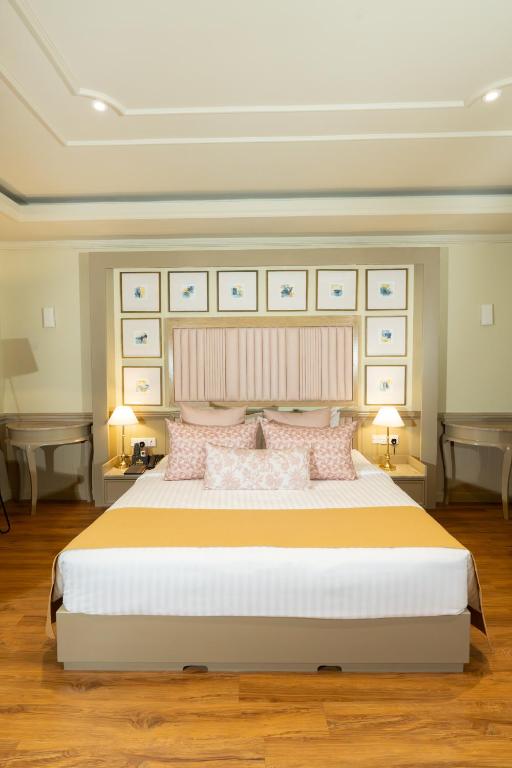 Grandeeza Hotel by Galisonにあるベッド