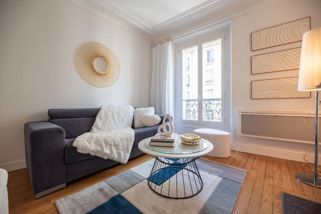 un salon avec un canapé et une table dans l'établissement CIA - Bastille, rue de la Roquette, à Paris