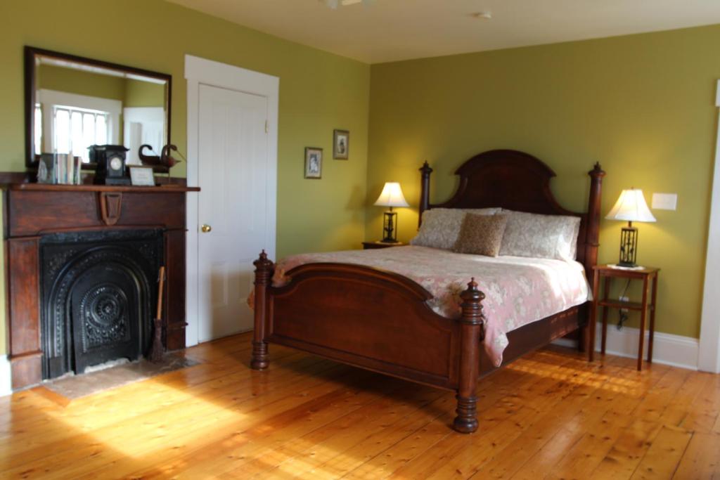 Louisbourg Heritage House - Superior Queen Room