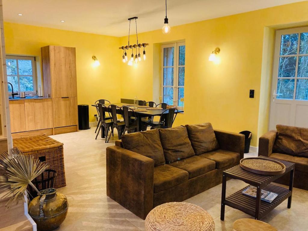 MontamiséにあるMaison à la campagne proche du futuroscope, Aquascope 6persのソファとテーブルのあるリビングルーム