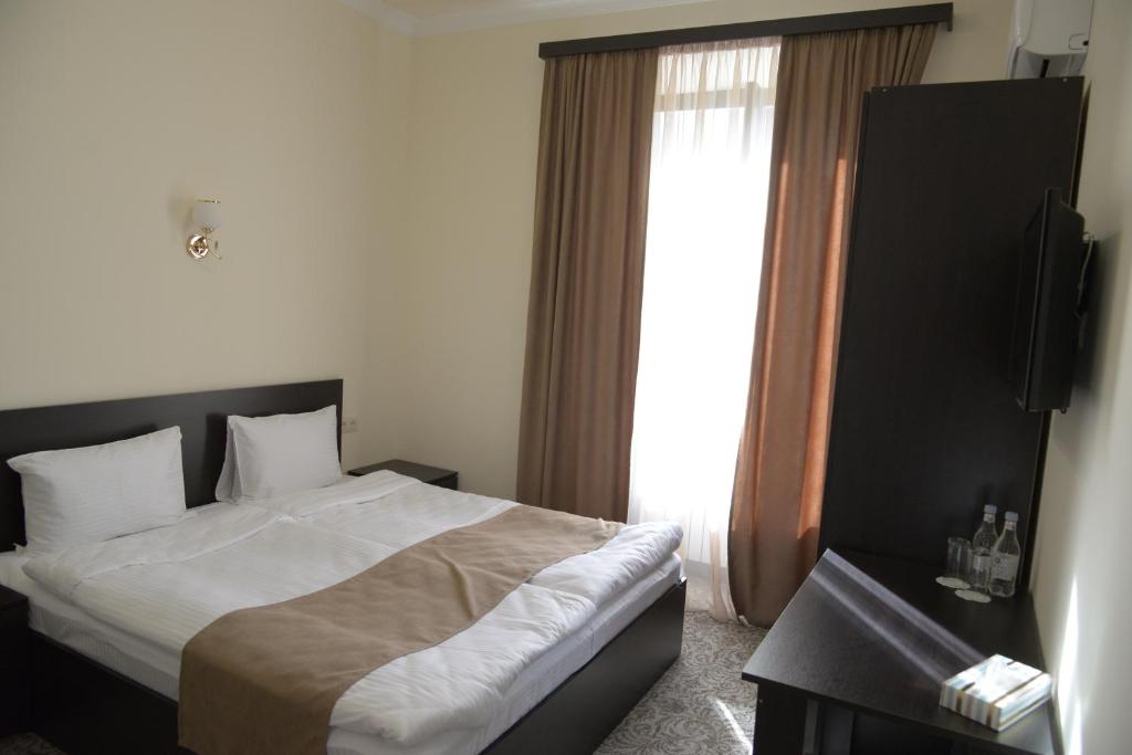 Postel nebo postele na pokoji v ubytování Yerevan Centre Hotel