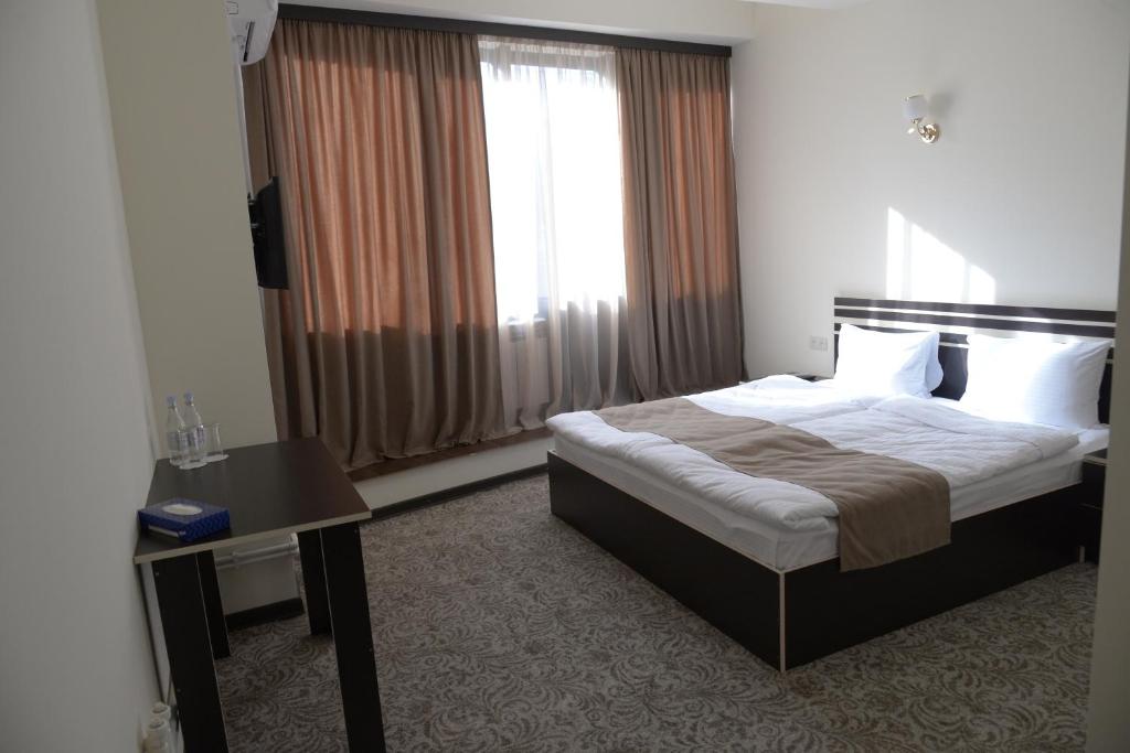 Postel nebo postele na pokoji v ubytování Yerevan Centre Hotel