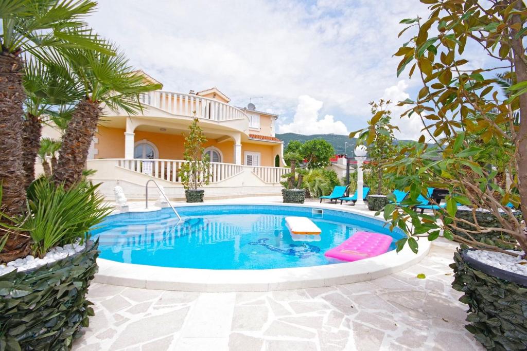 Bazén v ubytování Luxury Six-Bedroom Villa with Heated Pool&Sauna nebo v jeho okolí