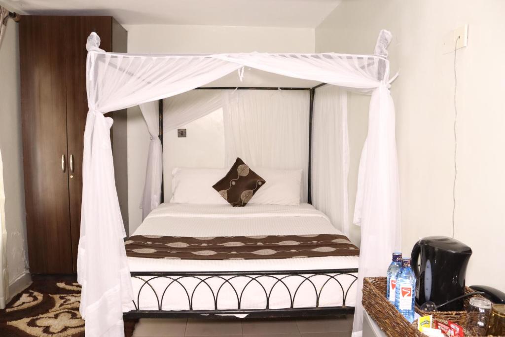 Postel nebo postele na pokoji v ubytování Hadassah Hotel