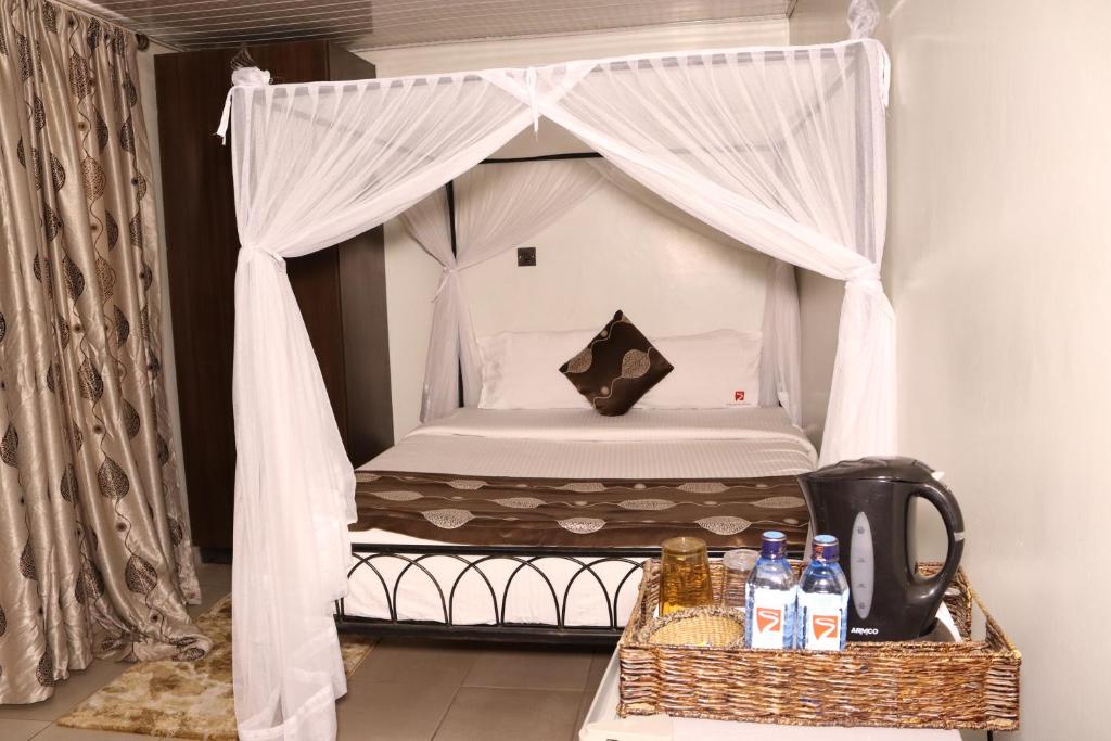 Postel nebo postele na pokoji v ubytování Hadassah Hotel