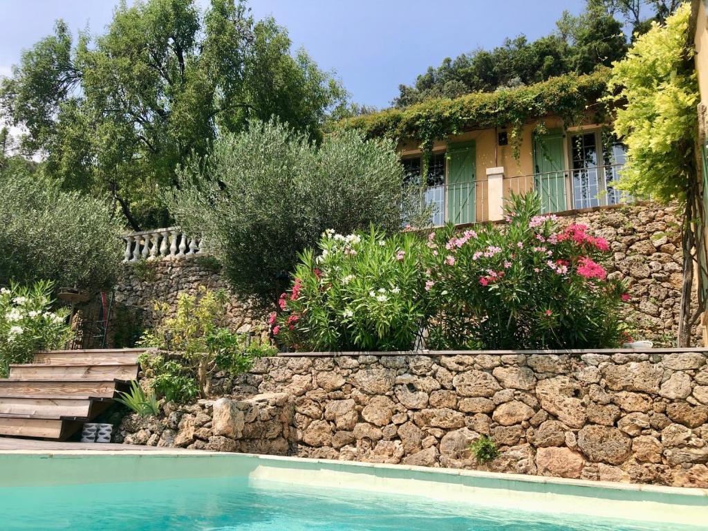 une maison avec un mur en pierre et une piscine dans l'établissement Villa Allegria, à Cotignac