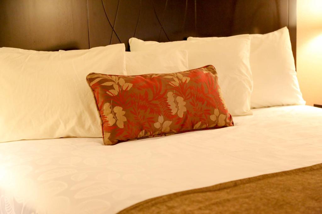 Postel nebo postele na pokoji v ubytování Americas Best Value Inn & Suites-Forest Grove/Hillsboro
