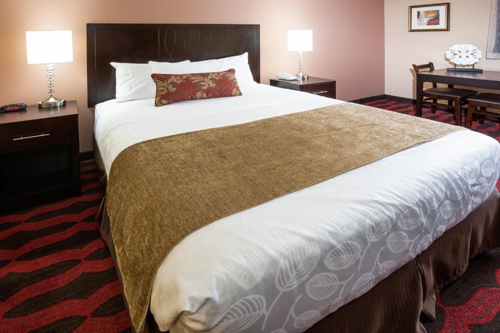 Postel nebo postele na pokoji v ubytování Americas Best Value Inn & Suites-Forest Grove/Hillsboro