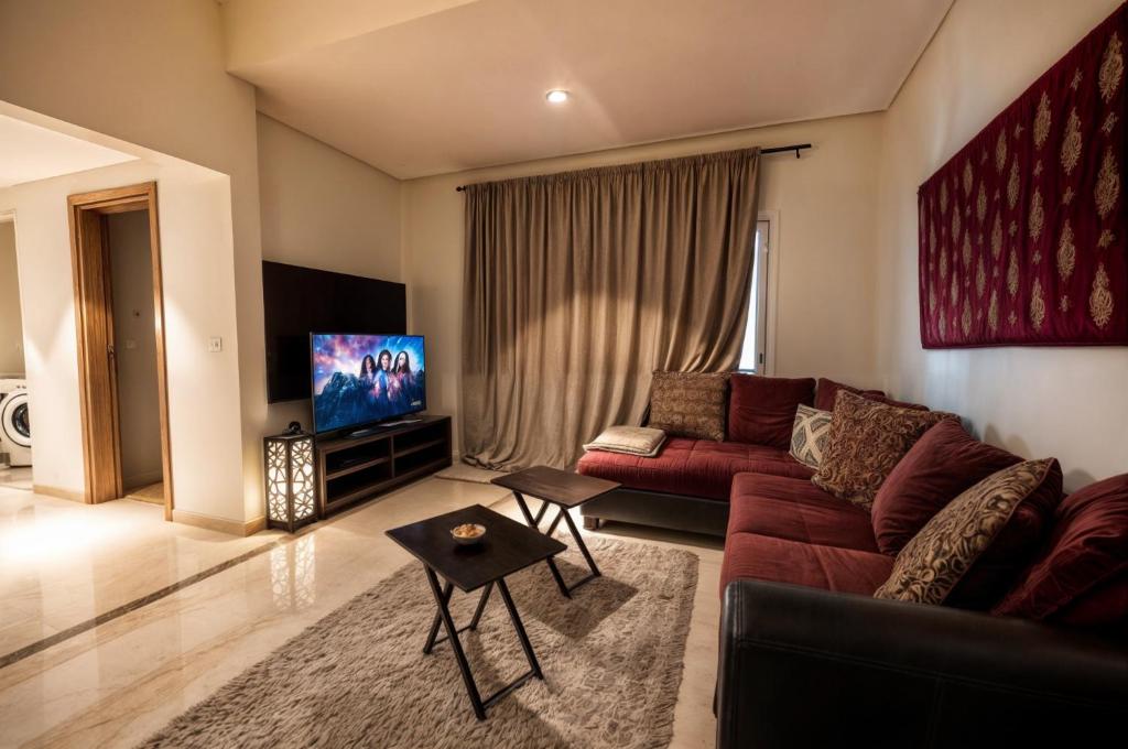 Μια τηλεόραση ή/και κέντρο ψυχαγωγίας στο One bedroom apartment at Mivida Boulevard