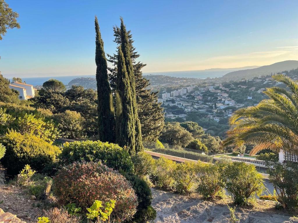 Photo de la galerie de l'établissement Maison provençale avec vue mer, à Cavalaire-sur-Mer