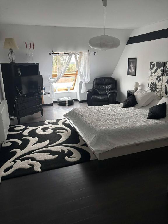 Postel nebo postele na pokoji v ubytování Le Blockhaus de Domléger et Spa