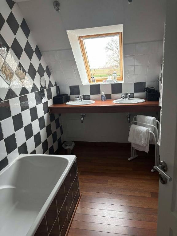 Koupelna v ubytování Le Blockhaus de Domléger et Spa