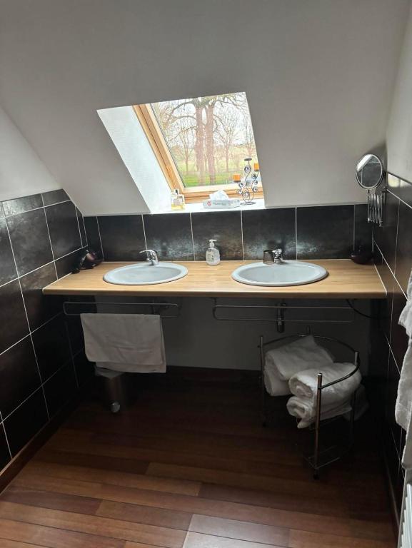 Koupelna v ubytování Le Blockhaus de Domléger et Spa