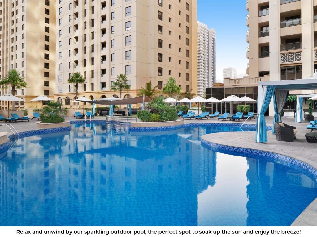 Der Swimmingpool an oder in der Nähe von Mövenpick Hotel Jumeirah Beach
