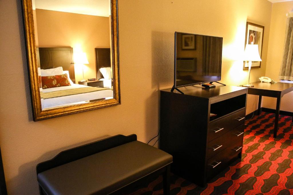 Postel nebo postele na pokoji v ubytování Americas Best Value Inn & Suites-Forest Grove/Hillsboro