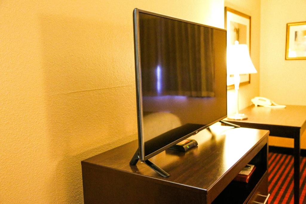 TV a/nebo společenská místnost v ubytování Americas Best Value Inn & Suites-Forest Grove/Hillsboro