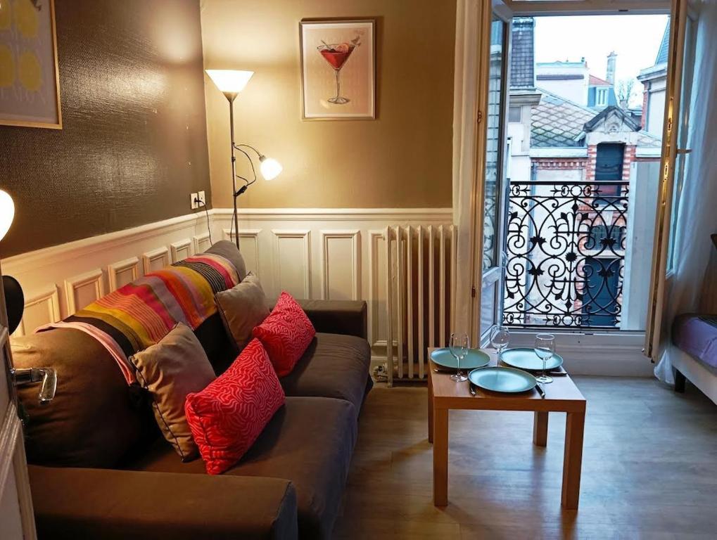 un salon avec un canapé et une table dans l'établissement 510 hypercentre a proximité des principaux centres d'intérets de la ville, à Reims