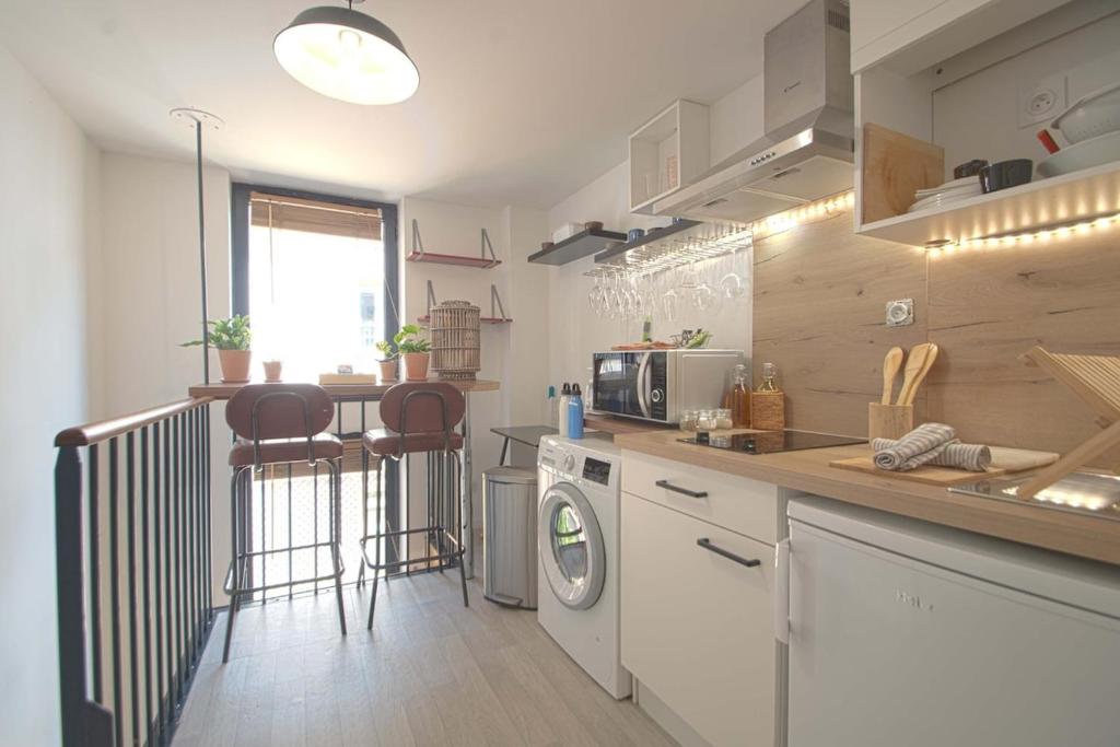 une cuisine avec un lave-linge et un lave-linge dans l'établissement Studio duplex proche Jacobins - Ty ar Jakobined, à Rennes