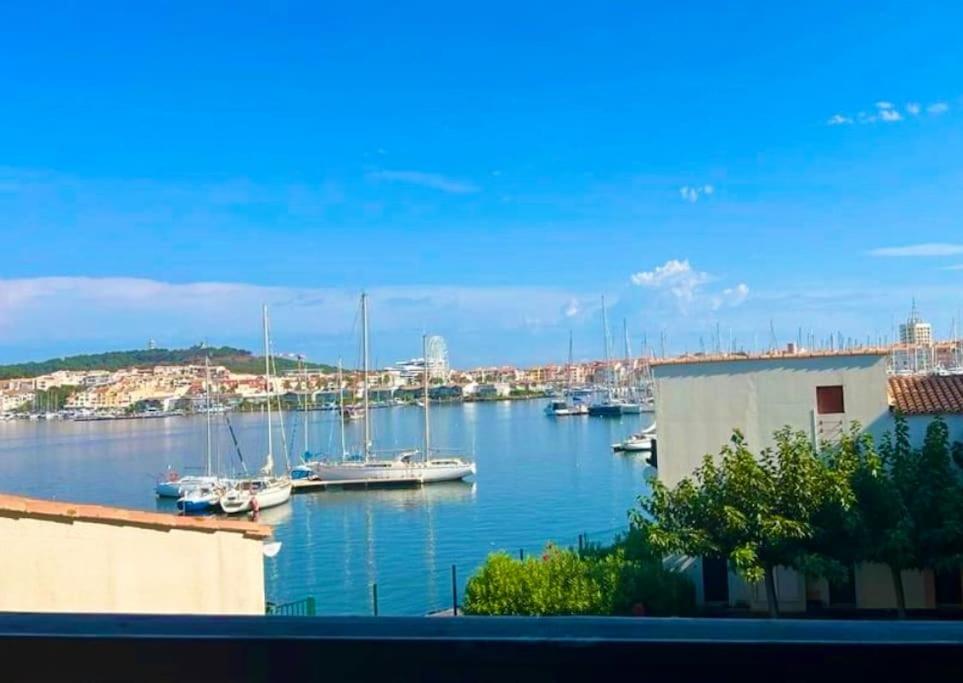 une vue d'une marina avec des bateaux dans l'eau dans l'établissement Studio vue port et mer Cap d'Agde île des Pêcheurs, au Cap d'Agde