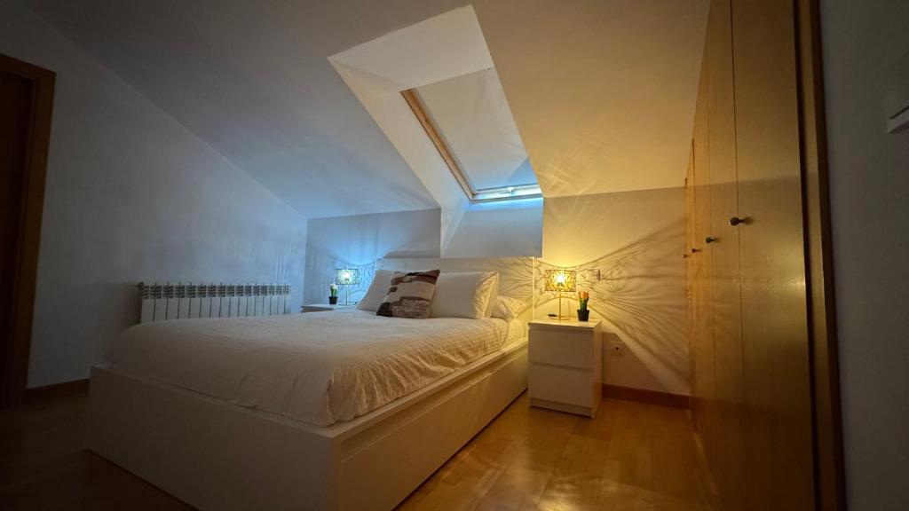 Postel nebo postele na pokoji v ubytování Apartamentos Suites Olmedo