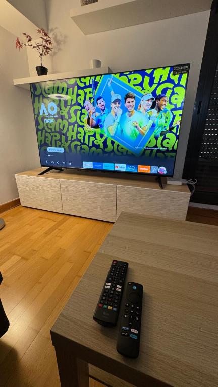 TV a/nebo společenská místnost v ubytování Apartamentos Suites Olmedo