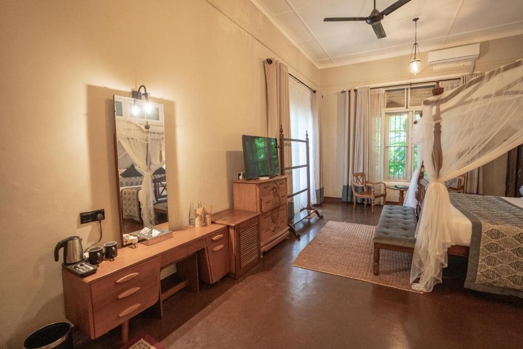 TV a/nebo společenská místnost v ubytování Castle Hill Bungalow