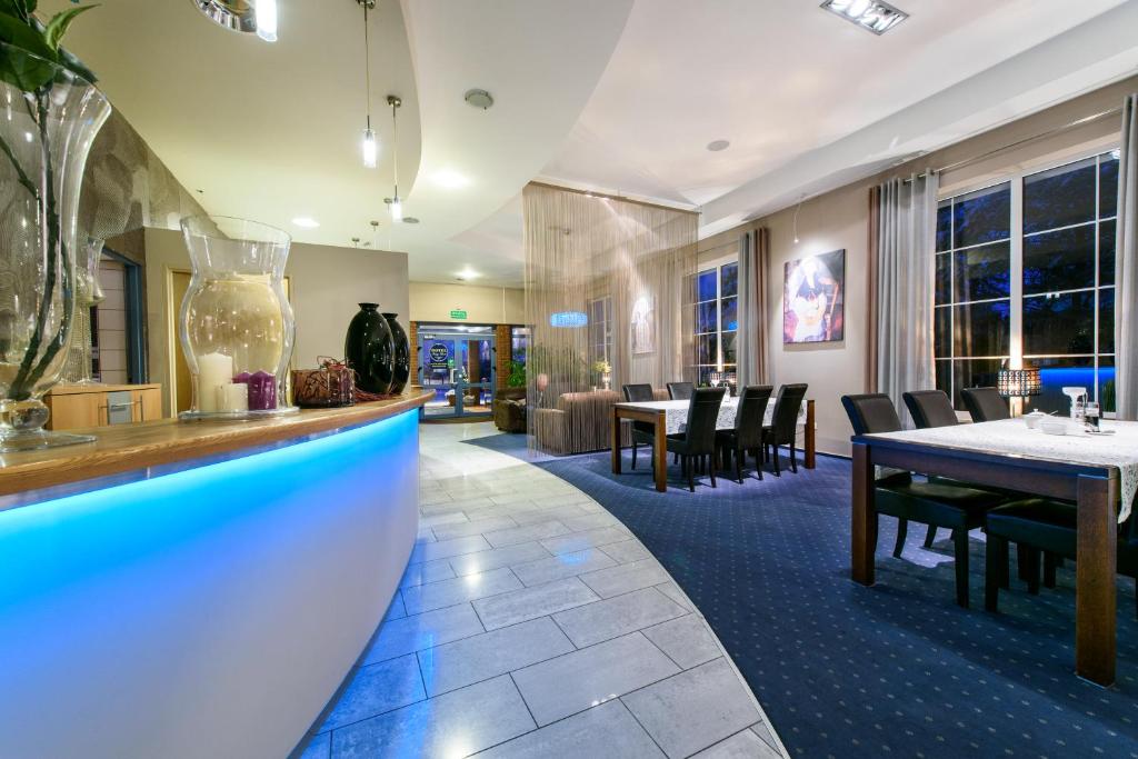 Bazén v ubytovaní Hotel Nowy Dwór alebo v jeho blízkosti
