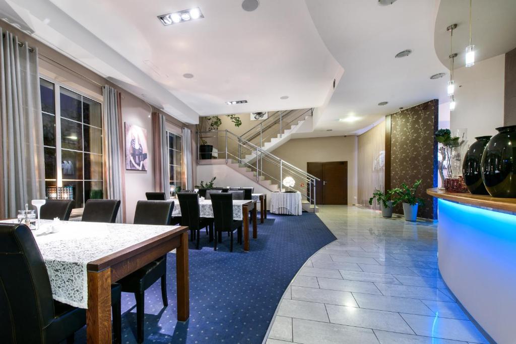 Bazén v ubytovaní Hotel Nowy Dwór alebo v jeho blízkosti