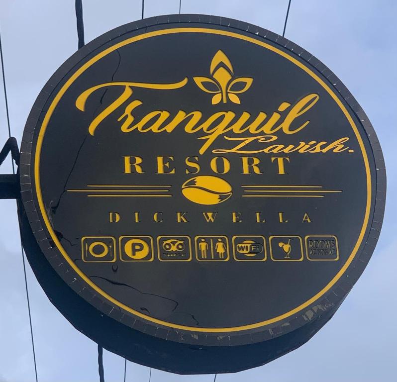 un panneau pour un restaurant sur le côté d'un bâtiment dans l'établissement Tranquil Lavish Resort, à Dikwella