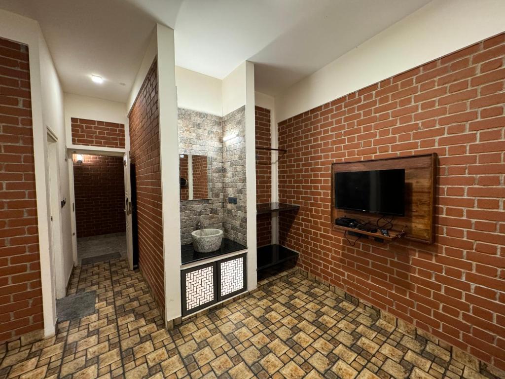 TV a/nebo společenská místnost v ubytování Red Bricks Inn