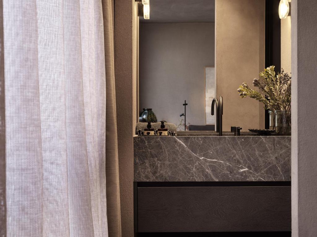 Monastik Living in Athina - 5