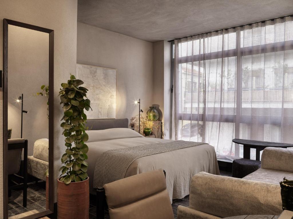 Monastik Living in Athina - 3