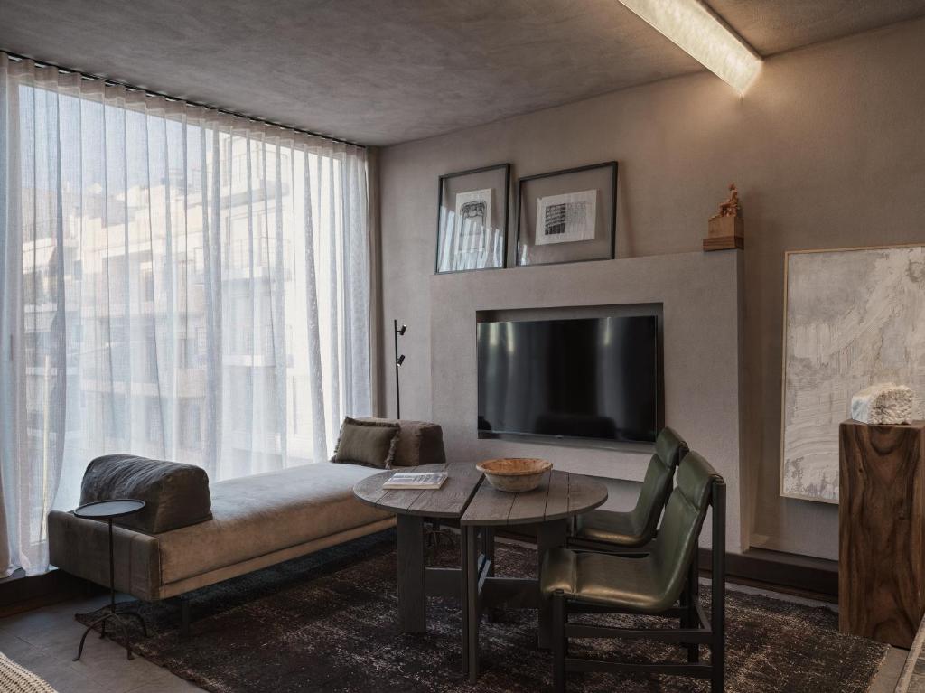 Monastik Living in Athina - 6