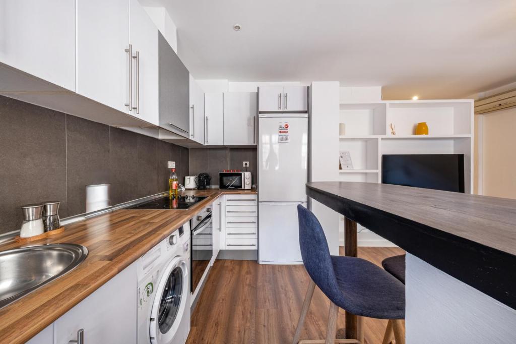 Kuchyňa alebo kuchynka v ubytovaní Caliu Apartments Barcelona - Fira