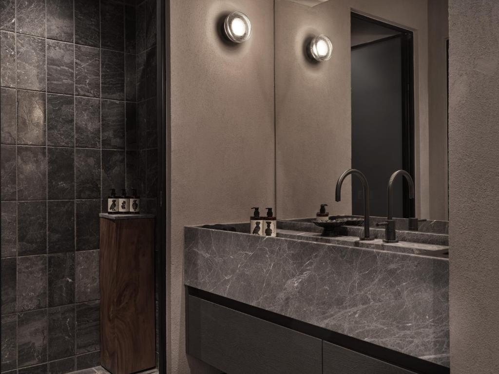 Monastik Living in Athina - 15