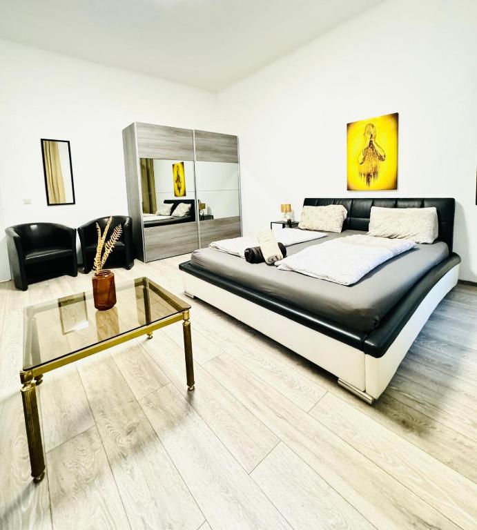 Cozy Private Rooms in 3BR Apartment Near FAC Platz