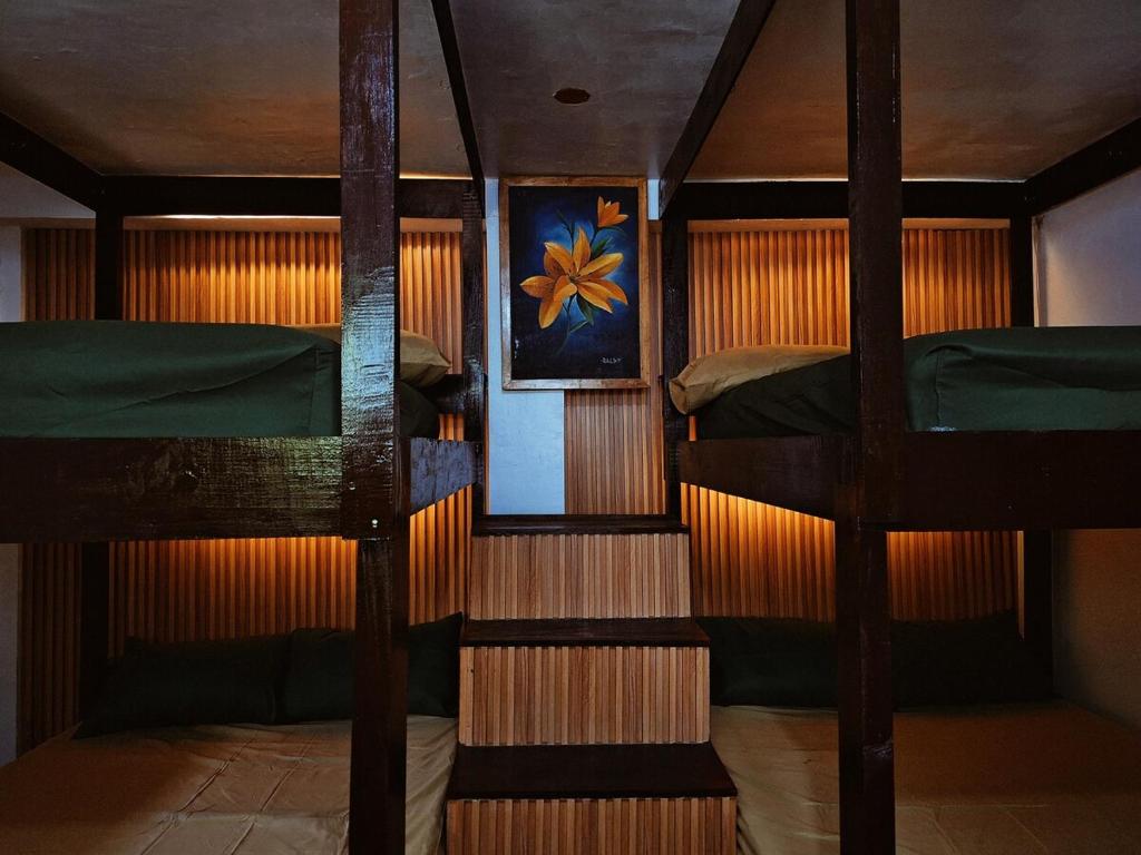 Balay Karajaw Island Home 12pax في جنرال لونا: غرفة بسريرين بطابقين في غرفة