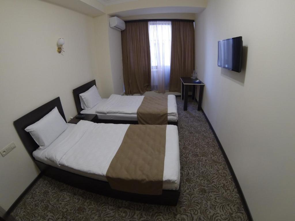 Postel nebo postele na pokoji v ubytování Yerevan Centre Hotel