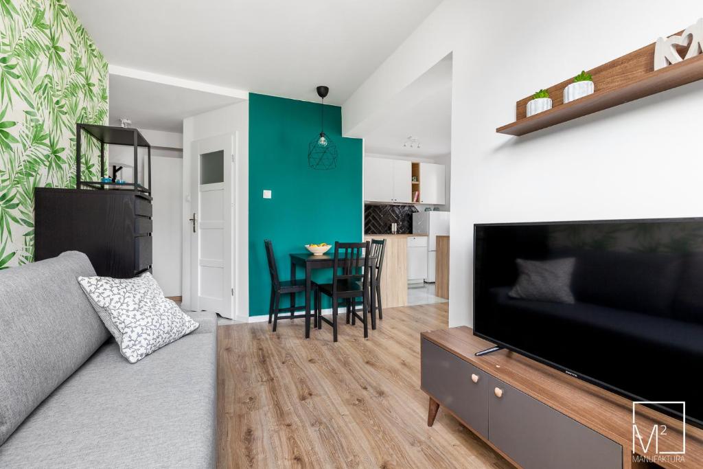 een woonkamer met een bank en een tafel bij Stylish Studio Oldtown in Gdańsk