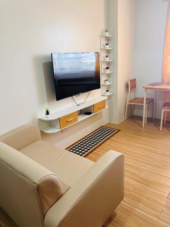 TV a/nebo společenská místnost v ubytování Tulip Garden Condominium Southwoods