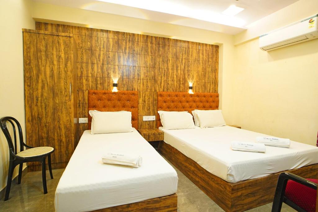 Postel nebo postele na pokoji v ubytování Hotel Samrat near Victoria Memorial !! Couple Friendly Hotel !!