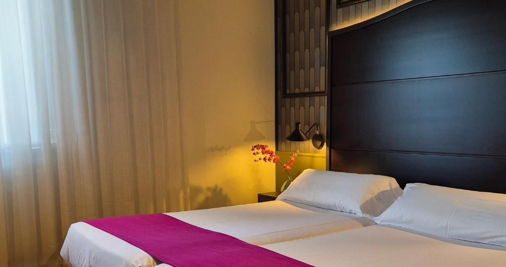 Cama o camas de una habitación en Vértice Sevilla Aljarafe