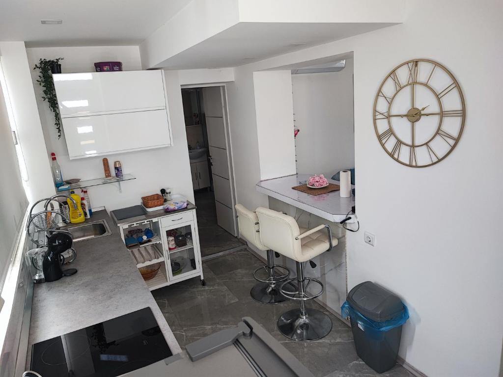 Kuchyňa alebo kuchynka v ubytovaní Toni Apartment