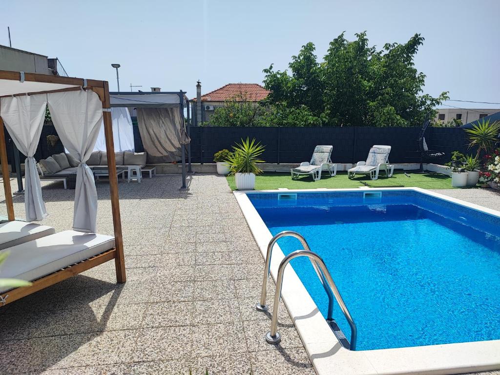Bazén v ubytovaní Toni Apartment alebo v jeho blízkosti