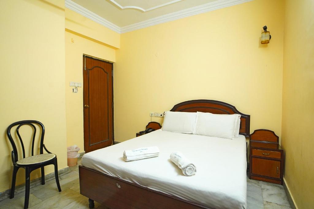 Postel nebo postele na pokoji v ubytování Hotel Samrat near Victoria Memorial !! Couple Friendly Hotel !!