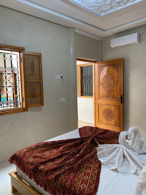Postel nebo postele na pokoji v ubytování Riad Rose Mati