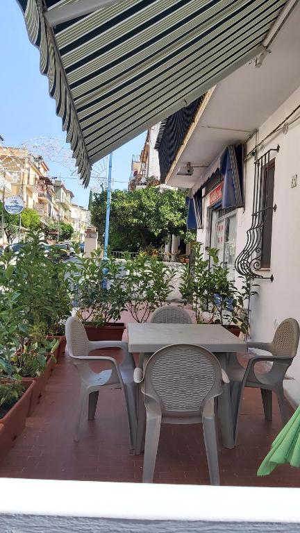 stół i krzesła na patio ze stołem i krzesłami w obiekcie B&B RAFFAELA w mieście Marina di Camerota