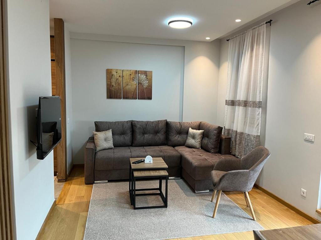 Uma área de estar em Luxury Kalman Centar Apartman